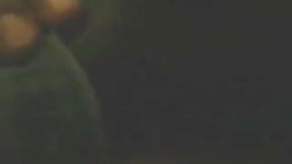 একটি সাদা টি-শার্ট একটি মুরগির উভয় গর্ত তার ওওও এক্সক্সক্স ভিডিও অংশীদার দিয়েছেন