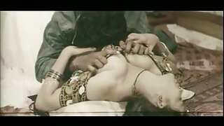 সিনিয়র ছাত্র তার পিছনে একটি উল্কি এবং ইন্দিয়া এক্সক্সক্স তার টুপি তার ভেড়া সঙ্গে একটি মহিলার দুধ লাট