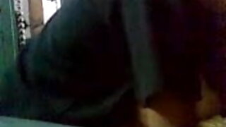 একটি মেয়ে এর গর্ত অর্ধবৃত্তাকার প্রভা এক্সক্সক্স পার্শ্বচিত্রের মূর্তি যারা সাদা এবং ত্বক রং বিভিন্ন