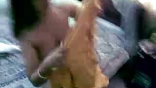 একটি স্কার্ট মধ্যে একজন মহিলা তার বাংলা এক্সক্সক্স চম স্বামী 69 এর বড় ট্রাঙ্ক দেয়